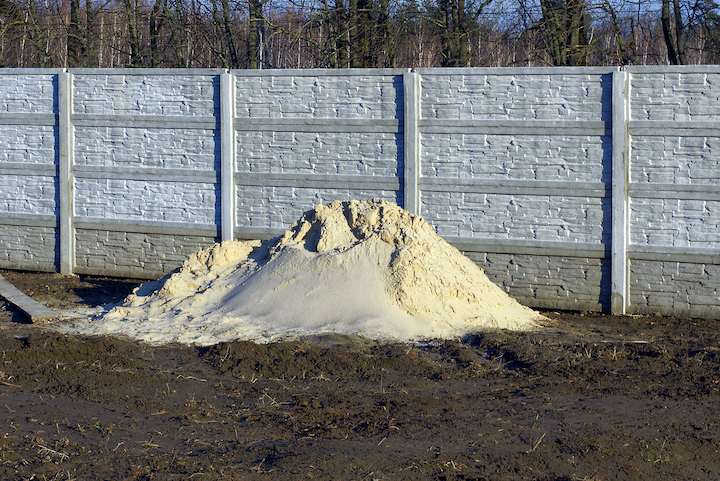 Betonnen afsluiting in structuurplaten